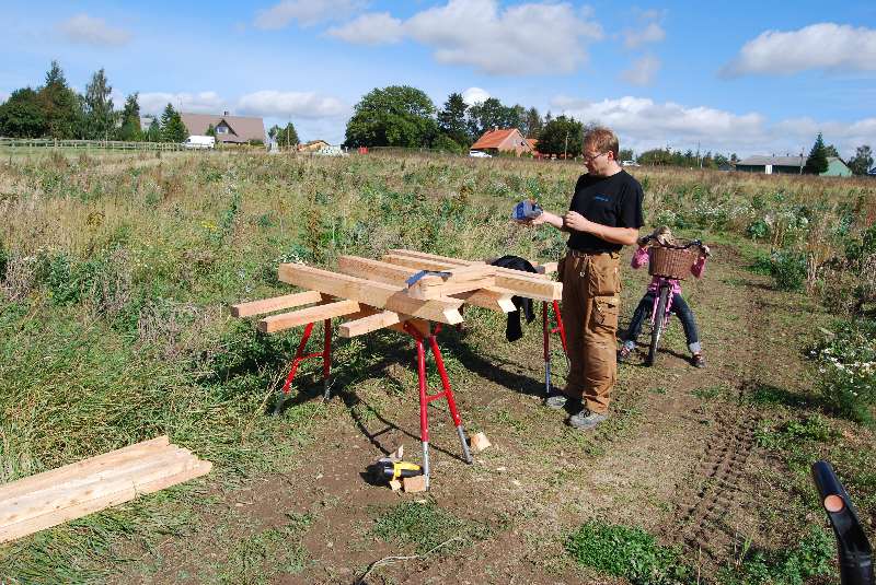 Dan arbejder på den første bænk